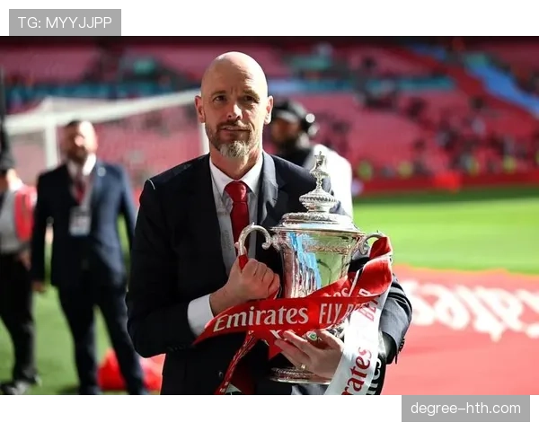 滕哈赫防守体系：重塑现代足球防线的成功之道