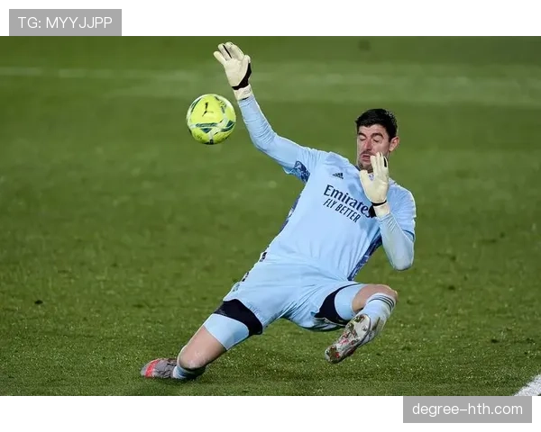 库尔图瓦荣膺雅辛奖,门神再书传奇篇章 库尔图瓦荣膺雅辛奖,门神再书传奇篇章