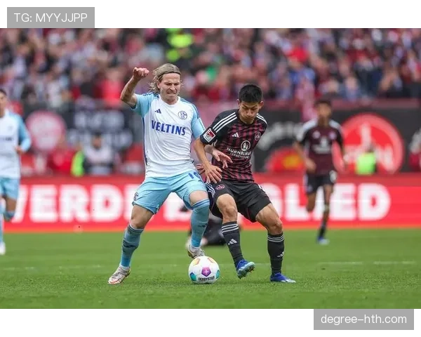 沙尔克中场组织能力近期表现稳健，攻防转换效率持续提升