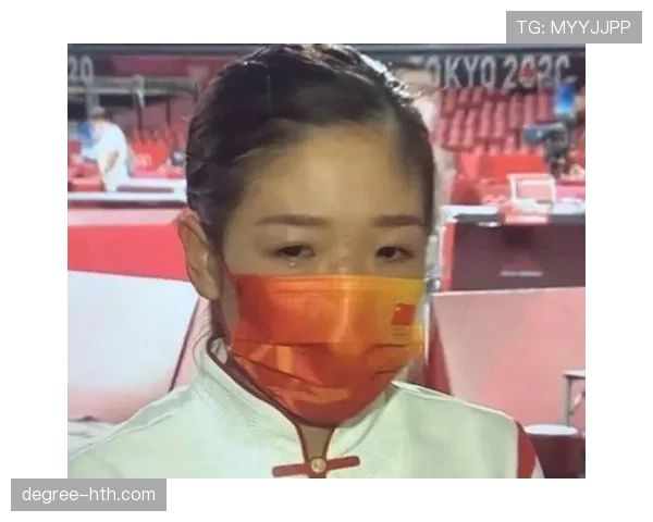 刘诗雯训练完顺手拎了杯奶茶，这自律和放纵的平衡感谁懂啊